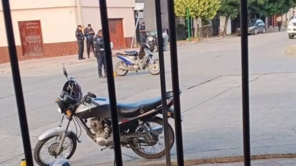 Fuerte accidente en el centro salteño: una moto embistió contra una camioneta