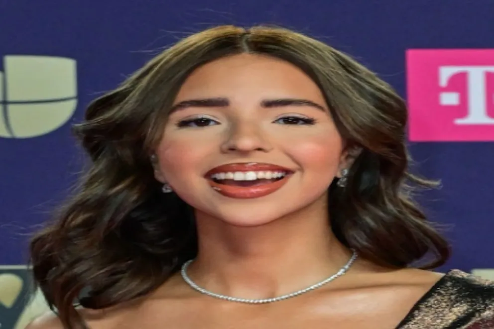 Ángela Aguilar en el ojo del huracán: críticas y memes por su maquillaje en la premiación 2025