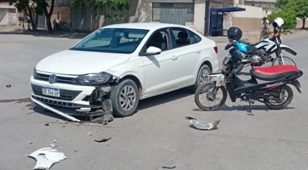 Fuerte accidente en la ciudad de Salta: un auto y una motocicleta colisionaron entre sí