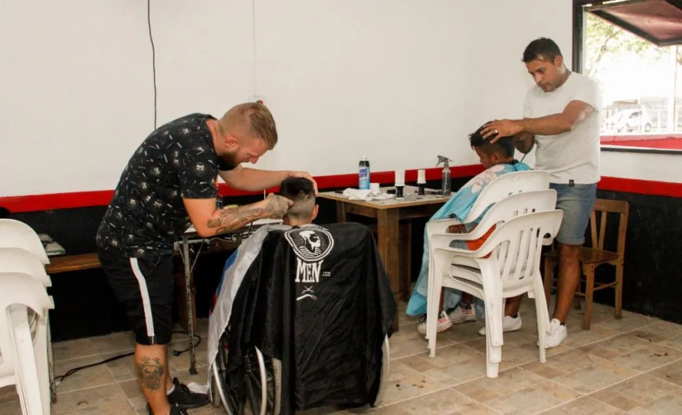 Manos solidarias en la vuelta a clases: peluqueros cortaron el pelo gratis en un barrio de Salta