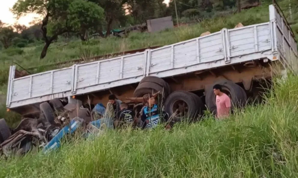 |URGENTE| Tremendo accidente entre un camión y un automóvil en Ruta 16: una persona murió en el acto