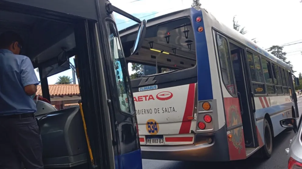 Dos colectivos de SAETA protagonizaron un fuerte accidente en la ciudad de Salta: hay varios heridos