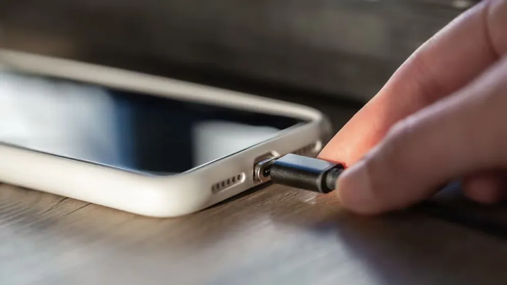 Conocé los trucos que no fallan para recargar el celular cuando haya cortes de luz: no te los podés perder