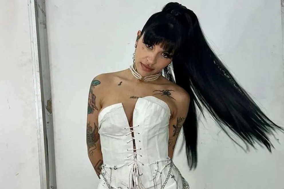 Cazzu deslumbra con su renovado cuerpazo y look sensual en redes