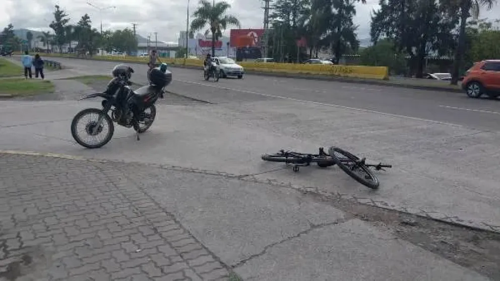 Un ciclista resultó herido a causa de un brutal accidente en Avenida Paraguay