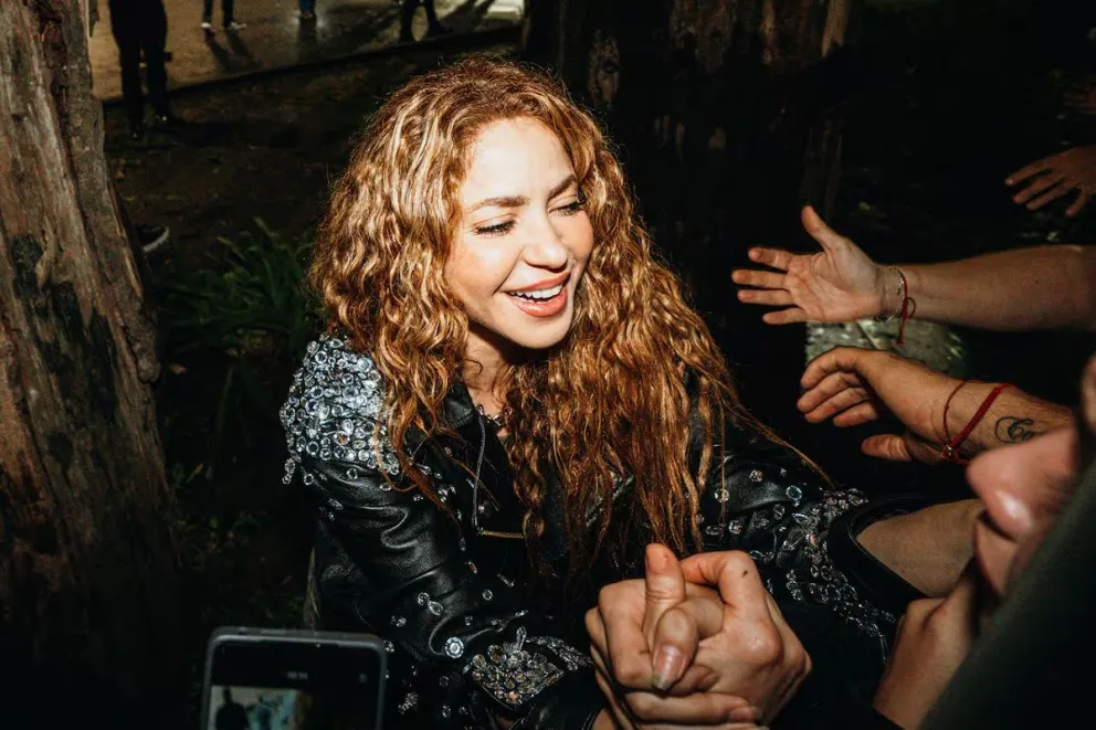 Shakira desafía el calor extremo en Buenos Aires y sorprende a sus fans en ajustado diseño y  largas trenzas 