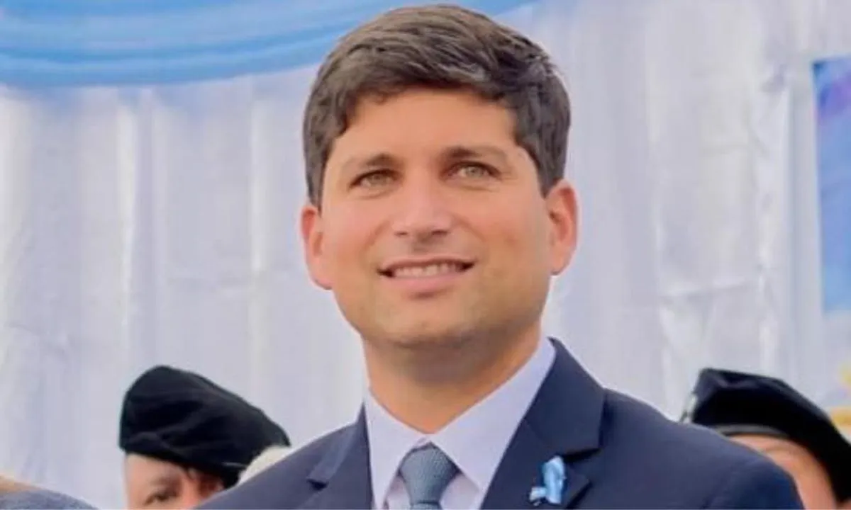 Orán prohíbe la propaganda política en postes de luz para preservar el espacio urbano