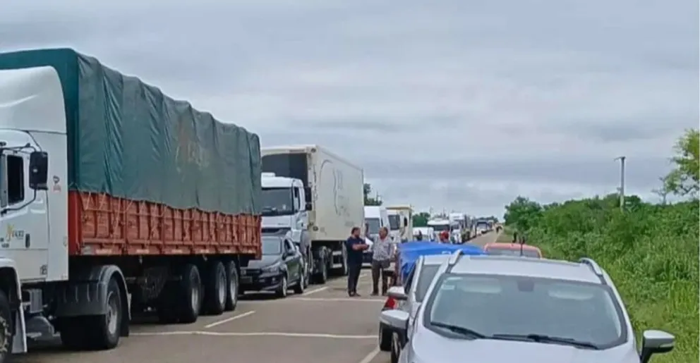 Manifestantes cortaron la Ruta Nacional 34 y hay caos vehicular en la zona