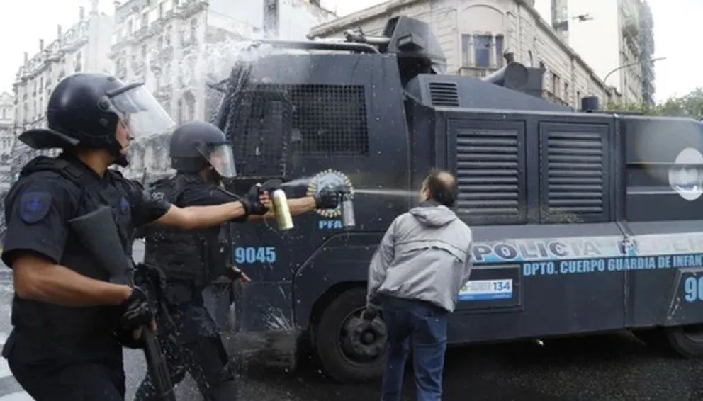 Marcha de jubilados: feroz enfrentamiento entre los barrabravas y la policía