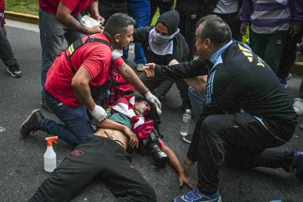Salvaje represión en el Congreso: un fotógrafo herido de gravedad y la polémica declaración de Bullrich 