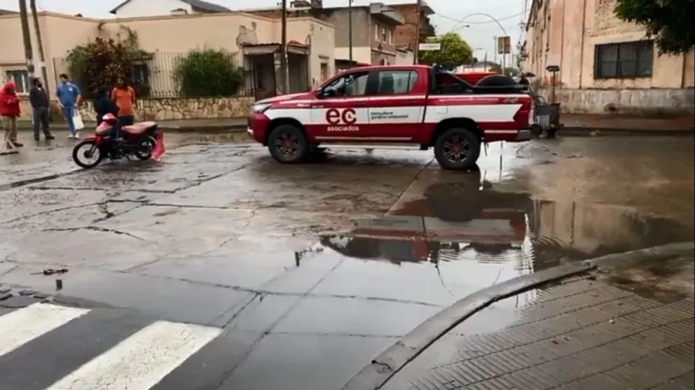 Tremendo accidente en plena ciudad: una camioneta de una empresa minera chocó contra una moto