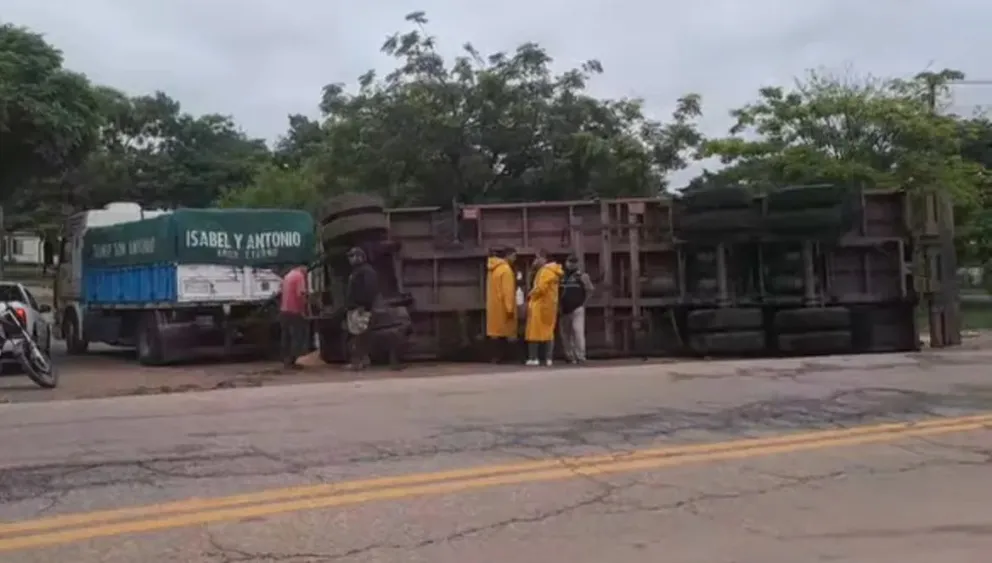 Brutal accidente en Ruta Nacional 34: volcó el acoplado de un camión