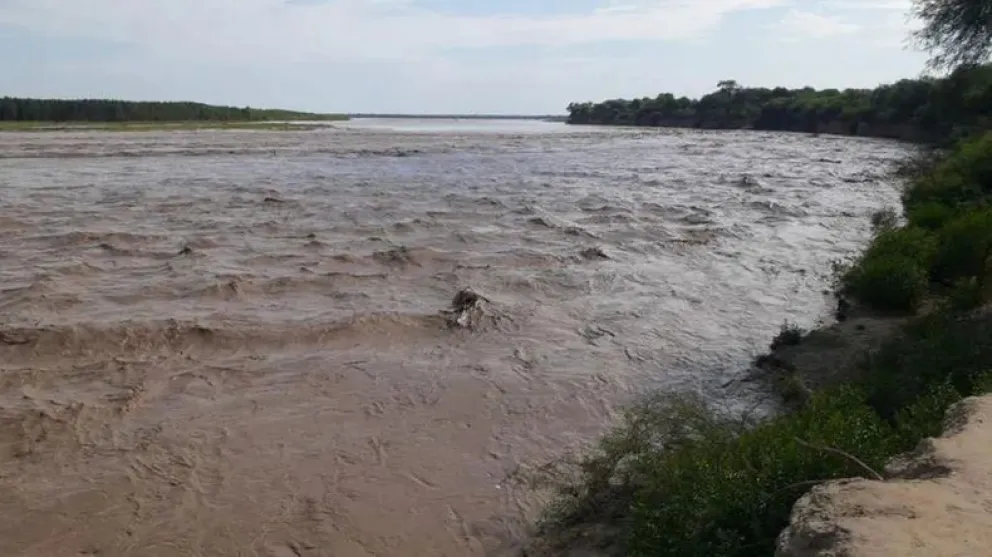Alerta por la crecida del río Pilcomayo: comenzaron a evacuar a los vecinos de la zona