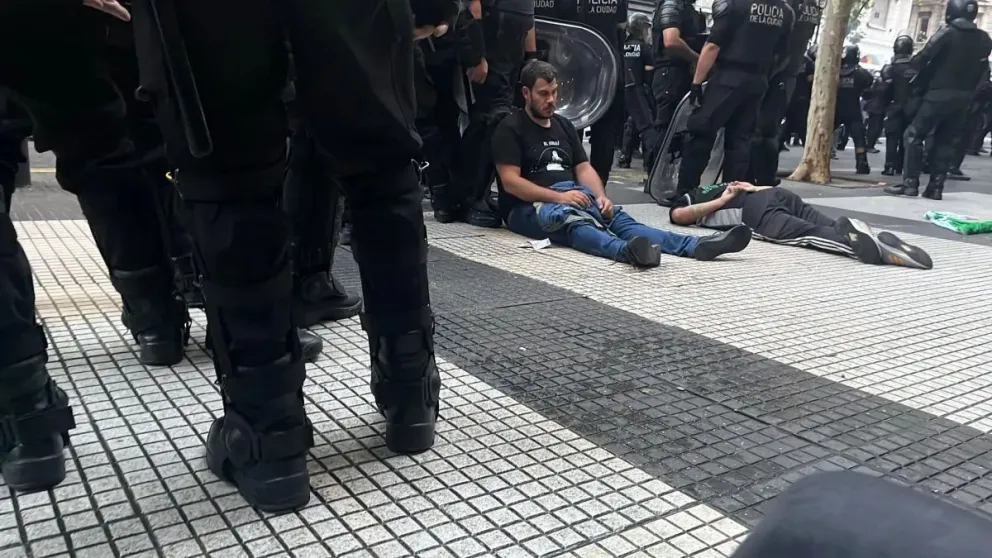 Tras la represión en el Congreso, el Gobierno denunció a la jueza que liberó a los manifestantes detenidos