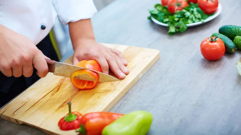 Expertos revelaron por qué la tabla de madera no es la mejor opción en tu cocina: descubrí el material más seguro