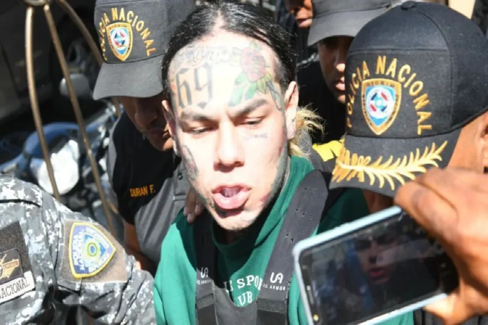 Tekashi 6ix9ine envuelto en polémica tras hallazgo de armas y drogas en su mansión