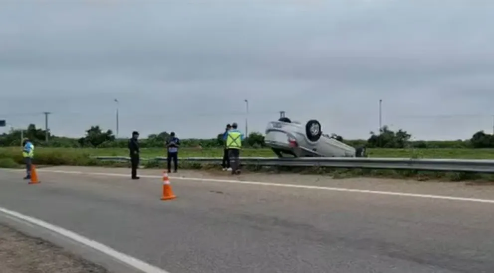 Terrible accidente en la rotonda de Torzalito: un vehículo terminó dado vuelta