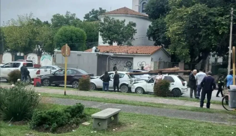 Terrible choque en cadena en Avenida Bicentenario: hay cuatro vehículos involucrados