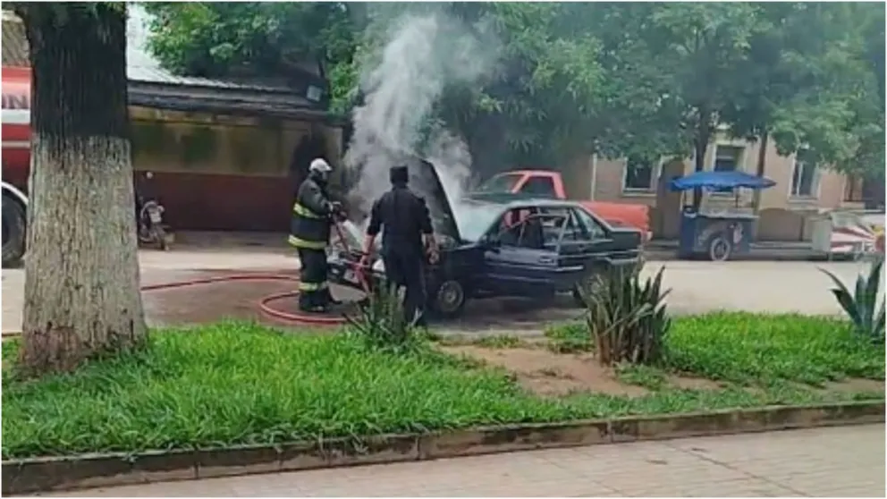 Caos y tensión: feroz incendio de un remis en Embarcación