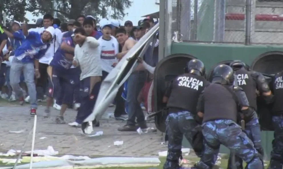 Violento enfrentamiento entre facciones de Juventud Antoniana: un barra sacó un arma y efectuó varios disparos