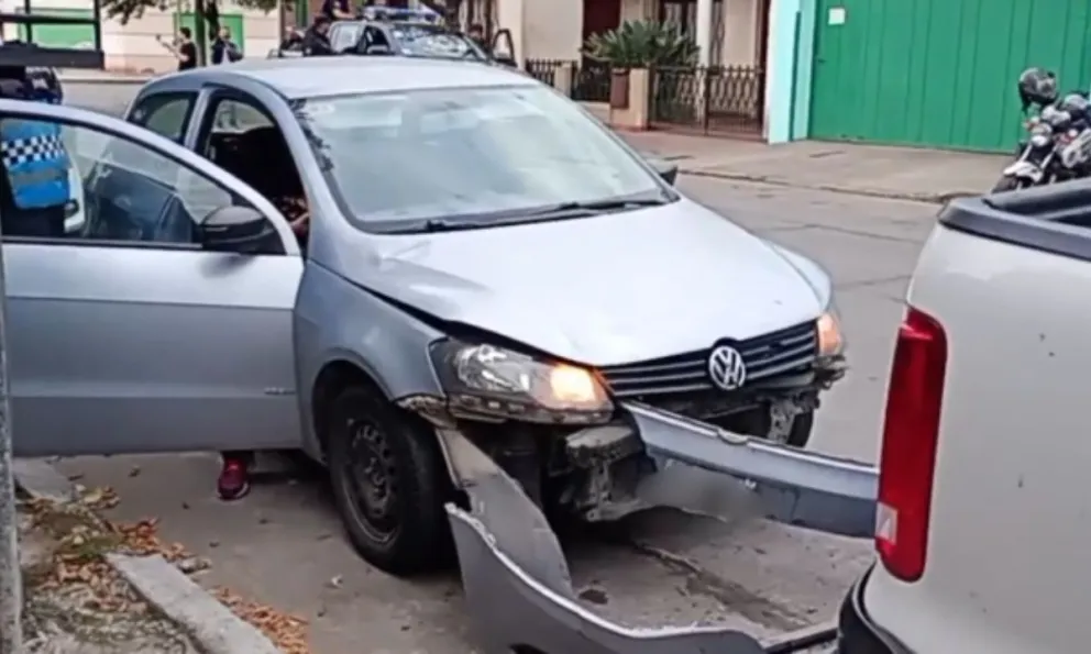 Impresionante accidente entre un auto y una moto: la victima sufrió la fractura de su pierna