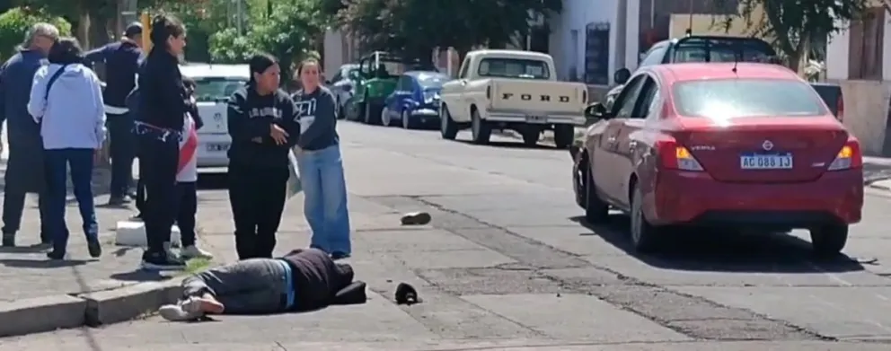 Fuerte accidente en la ciudad de Salta: un motociclista resultó herido