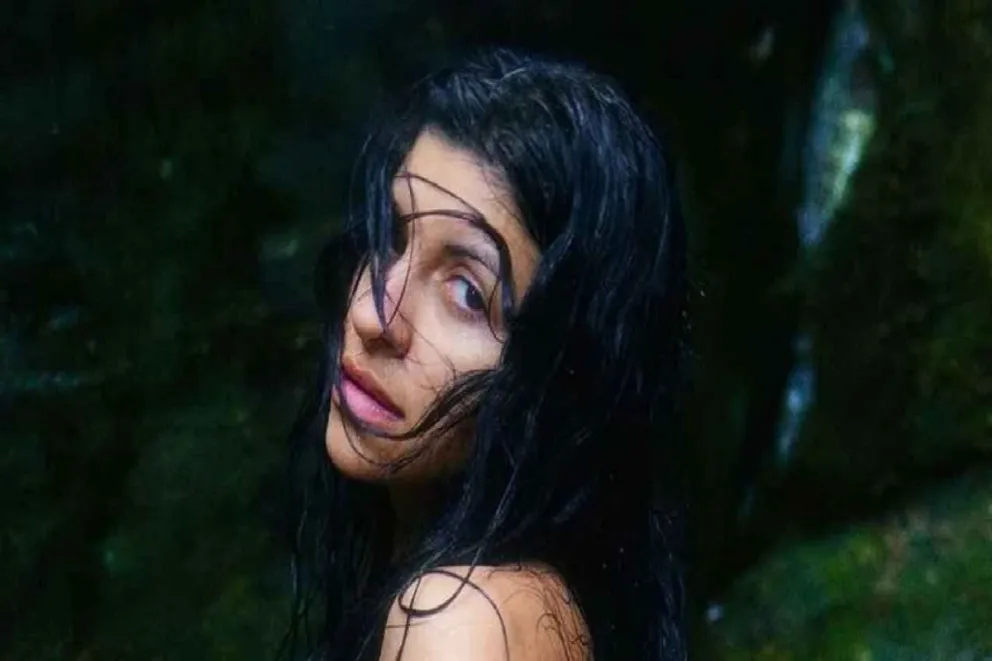 Cazzu impacta con un sensual posado y prueba que no necesita esponjas para brillar
