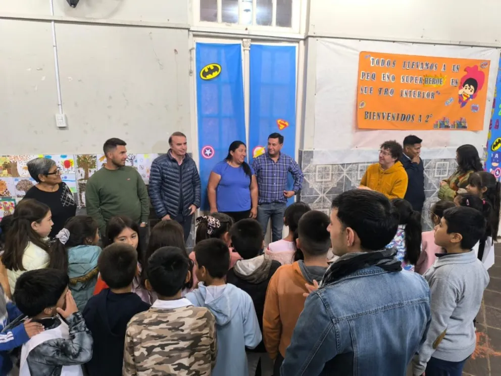 General Güemes: el intendente Carlos Rosso inició la entrega de kits escolares para el ciclo lectivo 2025