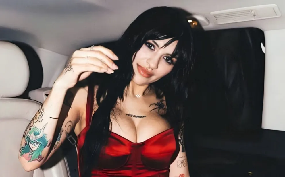 Cazzu deslumbra y cautiva a sus fans con impactantes imágenes en Topless desde Las Yungas