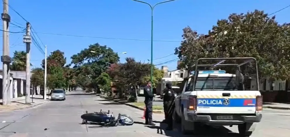 Fuerte accidente en Parque Belgrano: un motociclista resultó herido