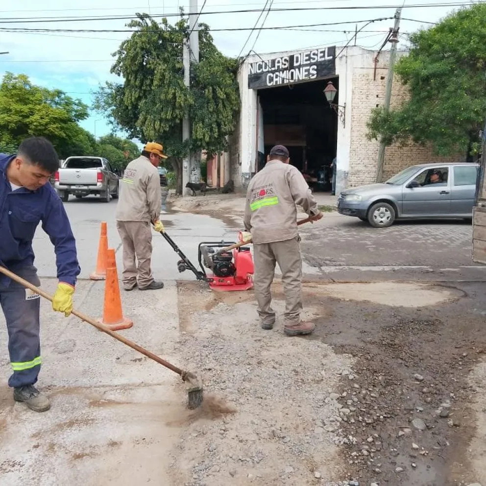 Gestión Carlos Rosso: la Municipalidad avanza con tareas de limpieza y bacheo en General Güemes
