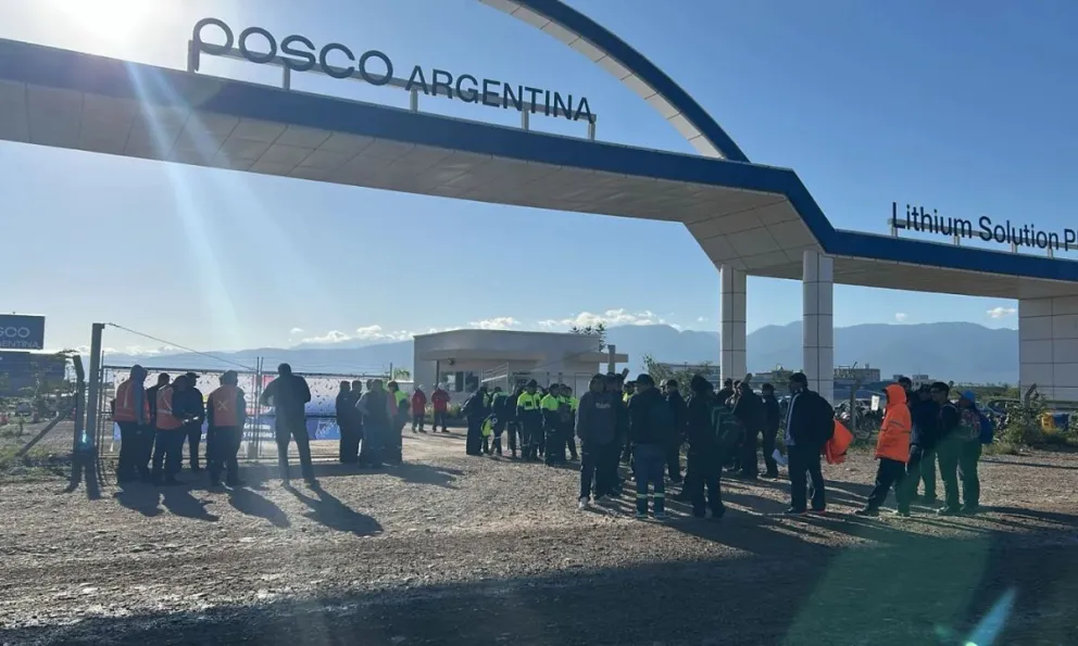 Por incumplimiento del acuerdo salarial, empleados de la minera Posco realizan un contundente paro
