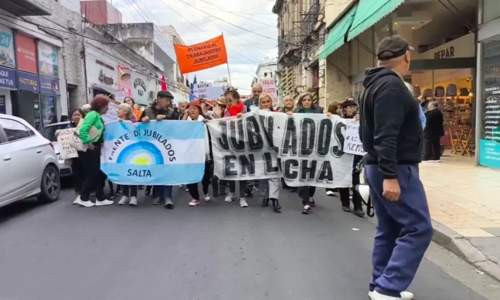 Multitudinaria marcha de jubilados en Salta: "Tenemos salarios de hambre"