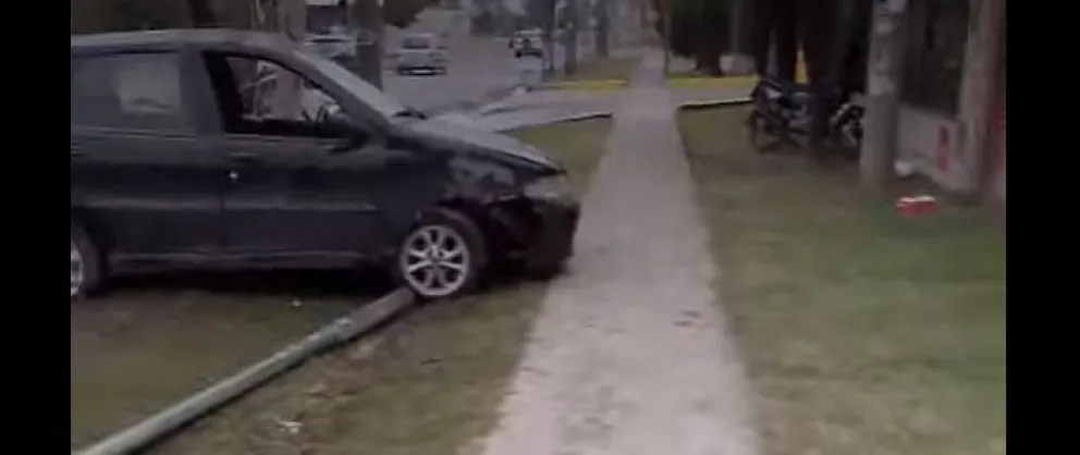 Terrible accidente en zona sur: un auto se estrelló contra un poste y dejó sin luz a varios barrios