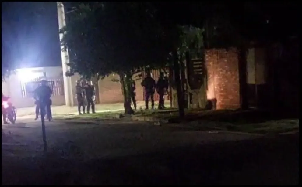 Violento ataque al comisario en Embarcación: la justicia ordenó liberar al presunto agresor de 15 años