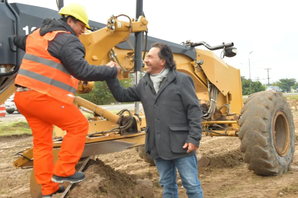 Con la asistencia de Federico Casas, Gustavo Sáenz anunió la reanudación de la obra del puente de Vaqueros