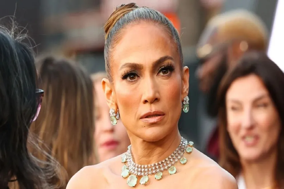 Jennifer López queda helada tras incómoda pregunta de un fan en la calle: el video es viral