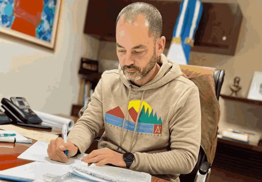 Emiliano Durand firmó la ordenanza que habilita el uso de Uber en Salta