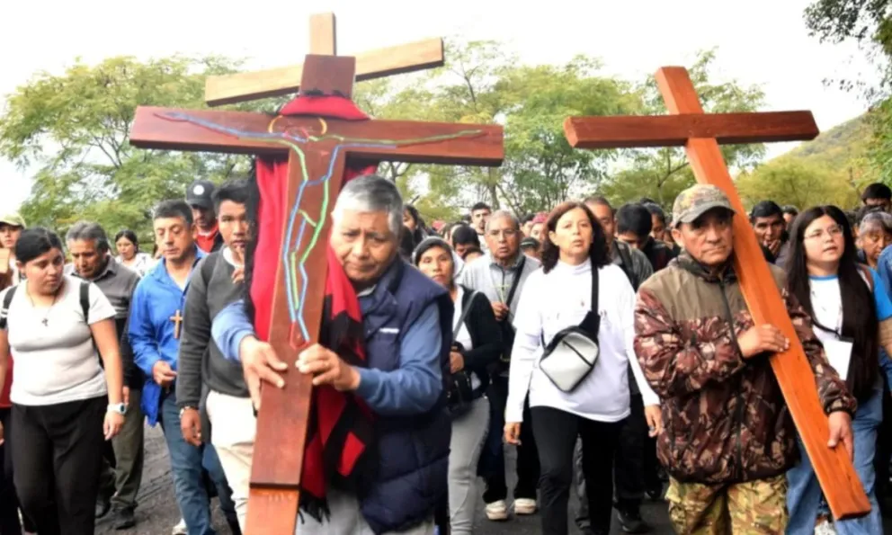 Multitudinaria participación de salteños en el Vía Crucis que recorrió el cerro San Bernardo