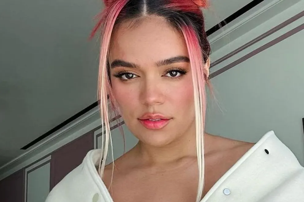 Karol G reaparece en bikini y fans hacen zoom en su panza: ¿embarazo o puro rumor?