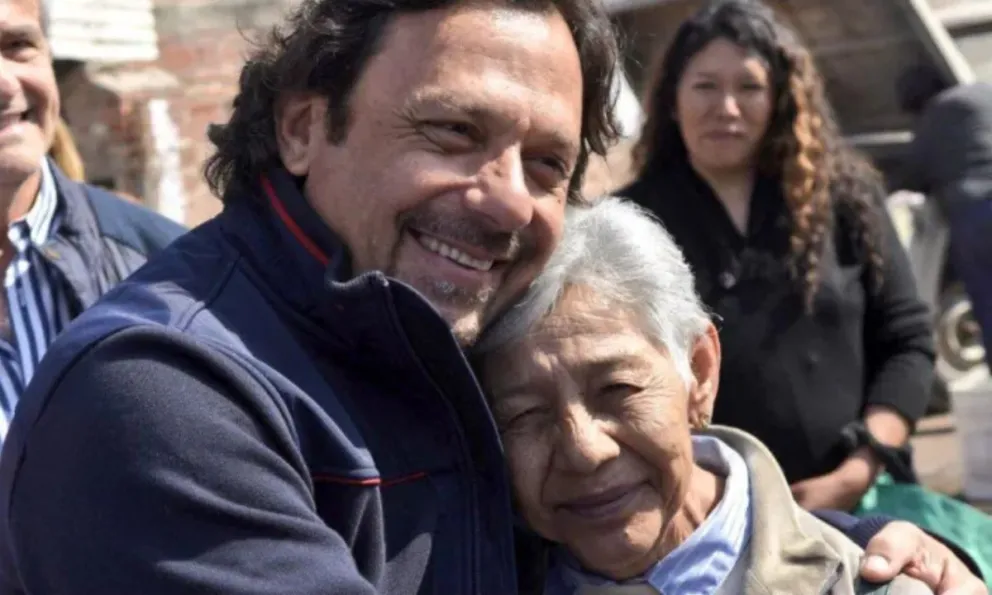 Domingo de Pascuas: Gustavo Sáenz visitó un comedor para adultos mayores