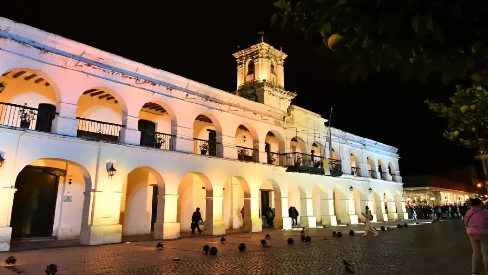 Con la bandera papal iluminando el Cabildo Histórico, Salta rindió homenaje al Papa Francisco