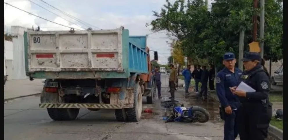 Brutal accidente en la ciudad de Salta: un motociclista resultó herido de gravedad