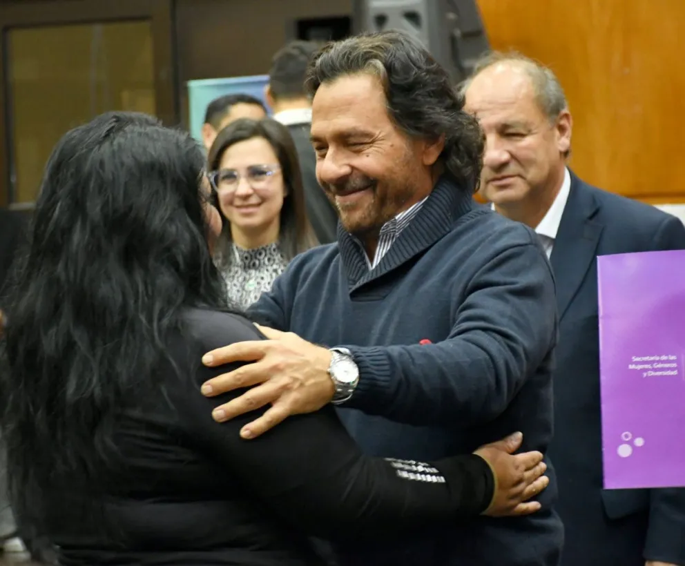 Gustavo Sáenz entregó herramientas de trabajo a mujeres emprendedoras