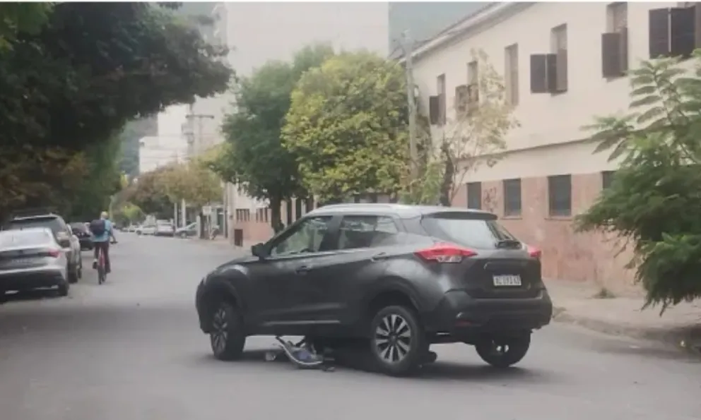 Fuerte accidente de tránsito dejó a una mujer hospitalizada: un auto la arrastró varios metros