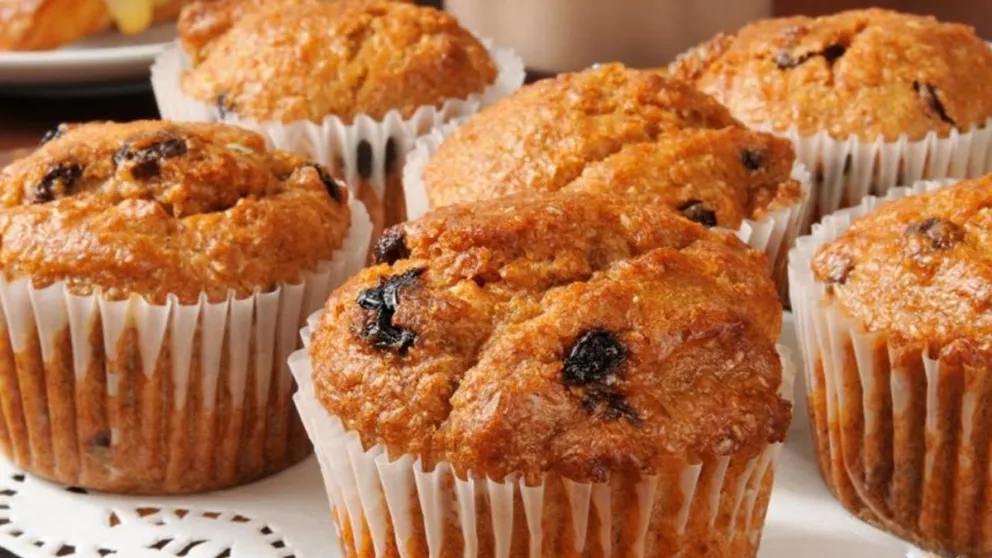Aprendé la receta de magdalenas de avena y pasas más saludables: sin azúcar, con un solo huevo y perfectas para tu merienda