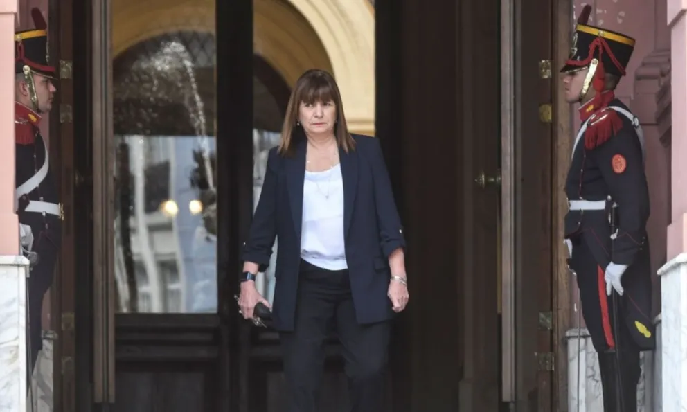 |FOTO| Patricia Bullrich, entre el luto y el turismo en Roma: una imagen que genera controversia