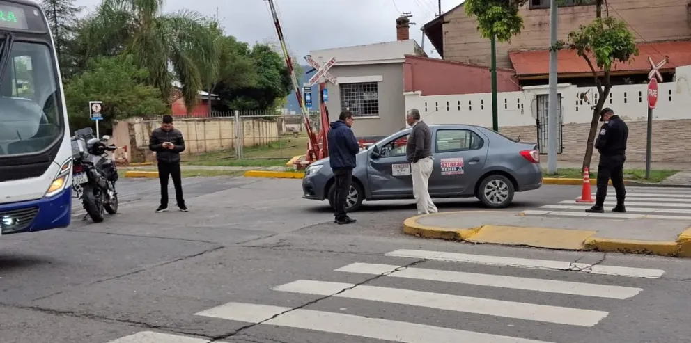 Grave accidente en Avenida Sarmiento: un remis embistió a una motocicleta