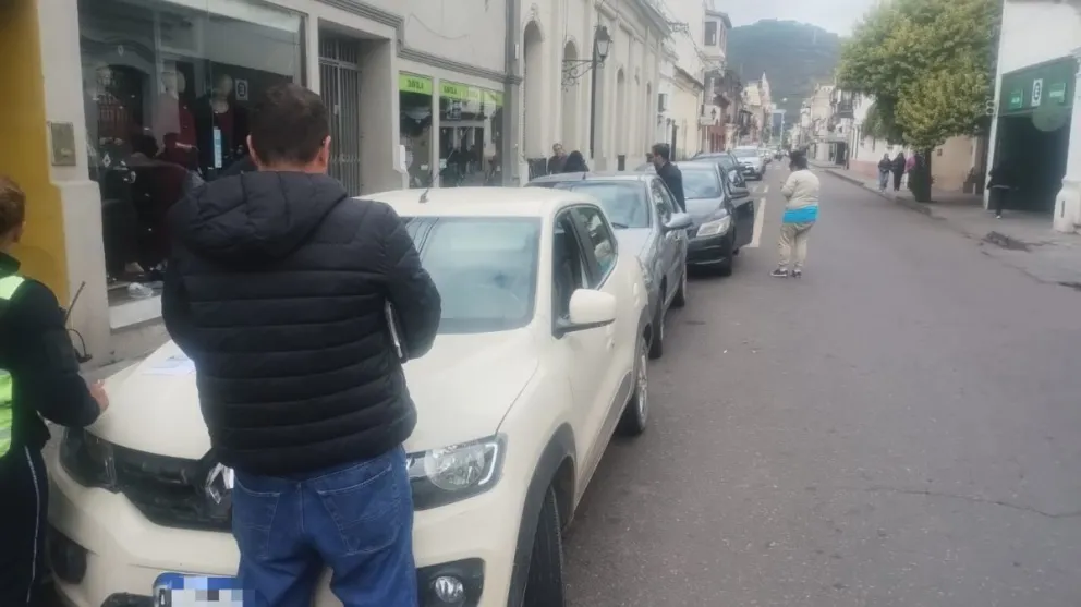 Fuerte accidente en el centro salteño: dos automóviles colisionaron entre sí