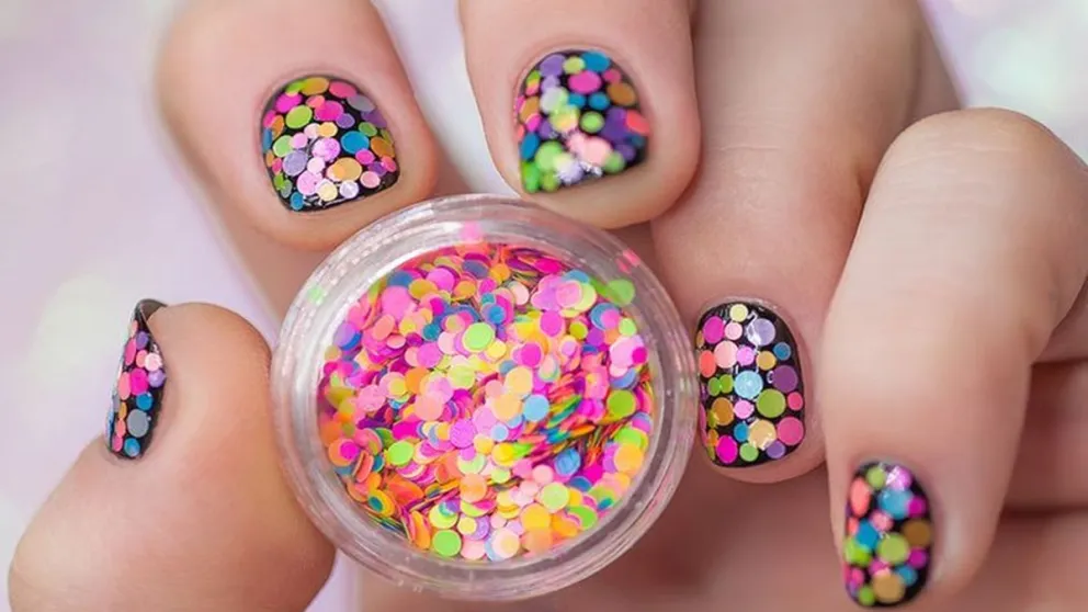 Conocé los exclusivos diseños de Nail Art estilo confetti para uñas cortas: una tendencia divertida